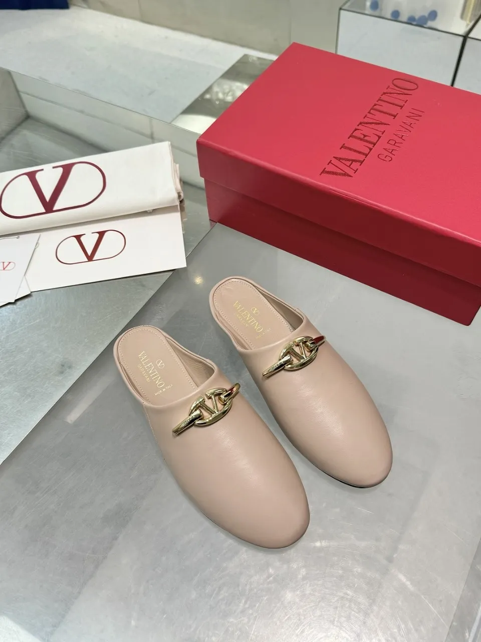 👟👟Ex-factory price 520👟👟 Valentino’s hottest new product in 2025, the new slippers are also easy to wear...😈😈😈 The latest logo buckle Perfectly combined with sexiness❤️‍🔥❤️‍🔥❤️‍🔥❤️‍🔥It is simply the pinnacle of summer fashion💖💖💖💖Original replica Outsole: Italian genuine leather outsole Heel height: Flat heel Size: 35-39 (40 41 42 customization is non-returnable and non-exchangeable)